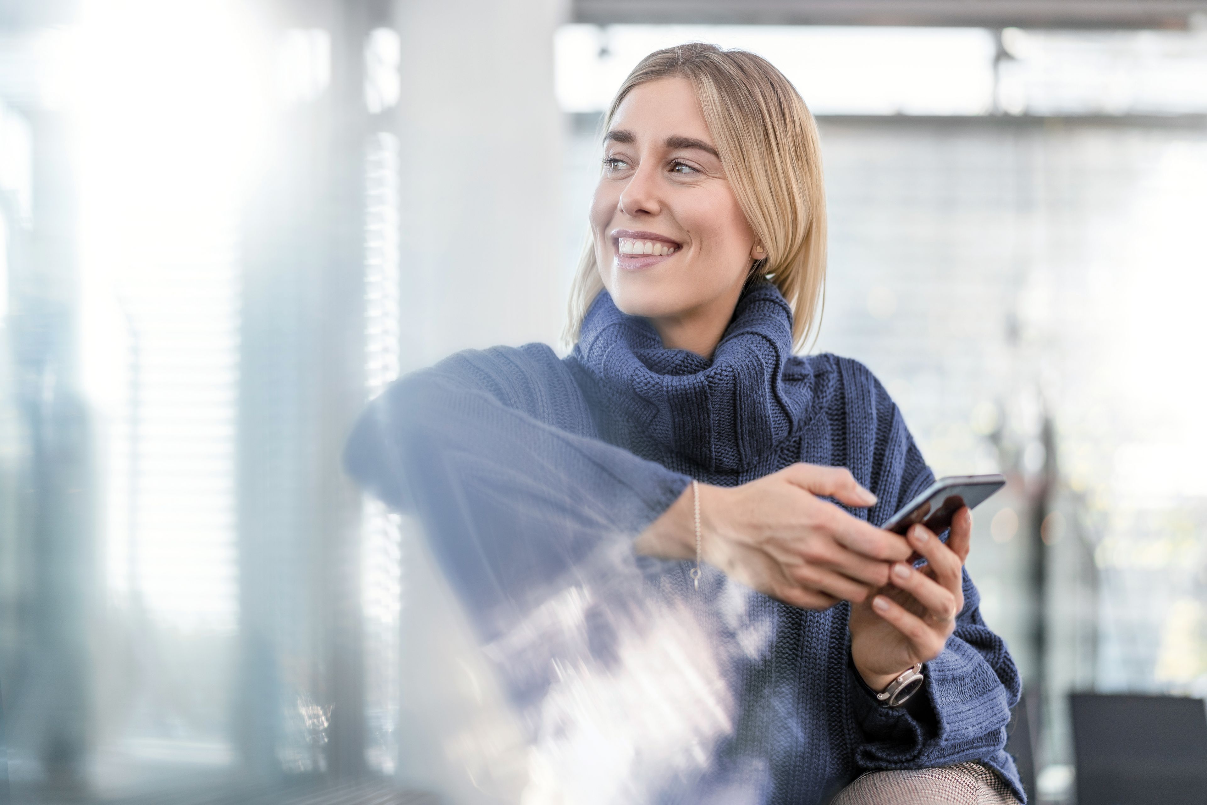 alp_0019_woman_with_smartphone.jpg
